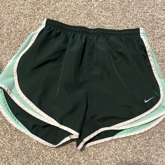 Ladies Nike Shorts Size Medium - Picture 3 of 5